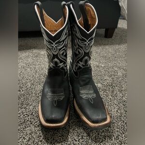 Black cowgirl boots size 5.5 women